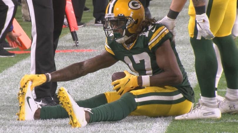 What Pros Wear: Davante Adams' TreDCAL Custom Thigh Pads - What