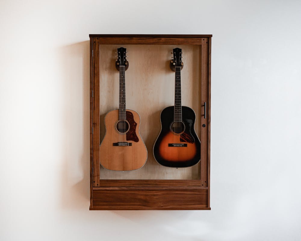 david-flammang-guitar-wall-hanger-display-case-humidifier