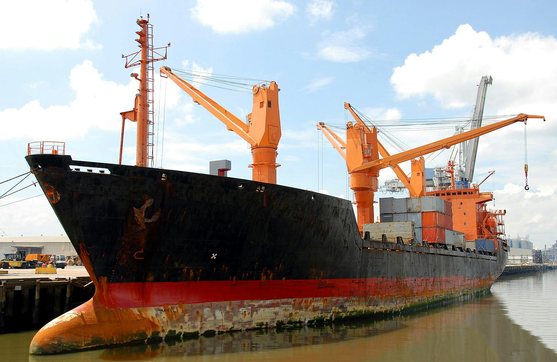Cargo ship hydraulics